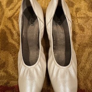 ARCHE women’s ballet style 2 inch heels Shoes pale gold Sz 40. US Sz 9